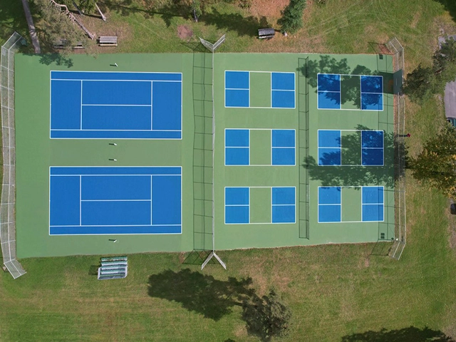 Sơn 3 lớp sân tennis-pickleball có 10% hạt cao su TOPSPORTS trên nền xi măng